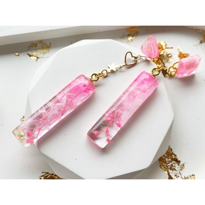 Dangle earrings with pink flowers