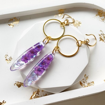 Dangle earrings with purple flowers