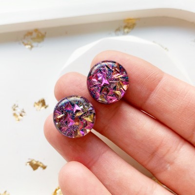 Stud sparkly resin earrings 
