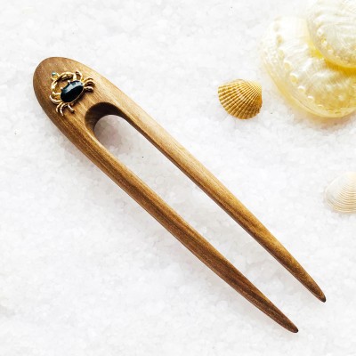 Wooden hair fork with Crab 