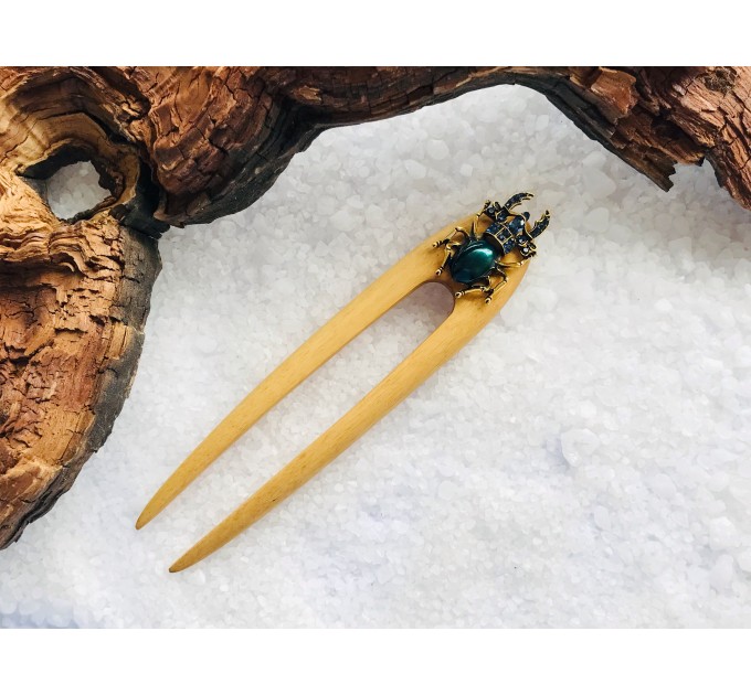 Wooden hair fork with Beetle