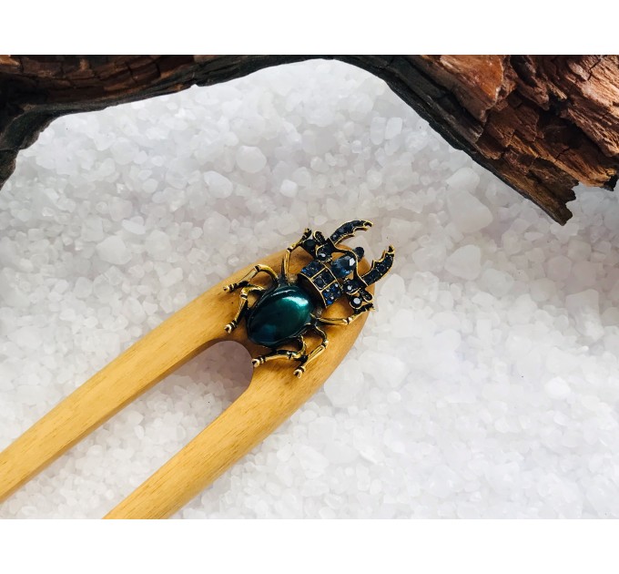 Wooden hair fork with Beetle