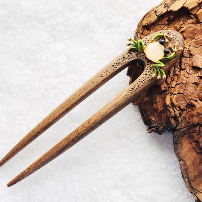 Wooden hair fork with Frog 