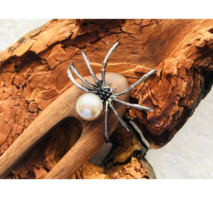 Wooden hair fork with Spider.