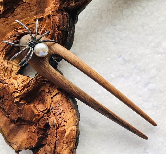 Wooden hair fork with Spider.