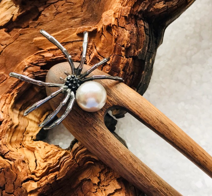 Wooden hair fork with Spider.