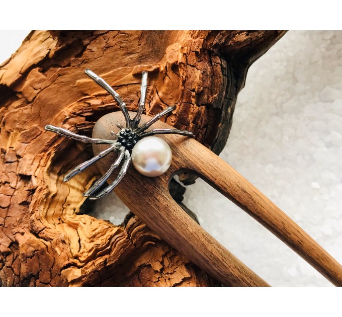 Wooden hair fork with Spider.