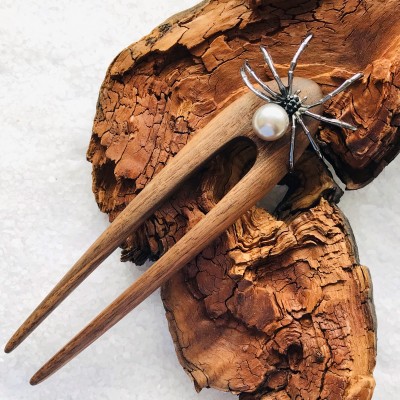 Wooden hair fork with Spider 