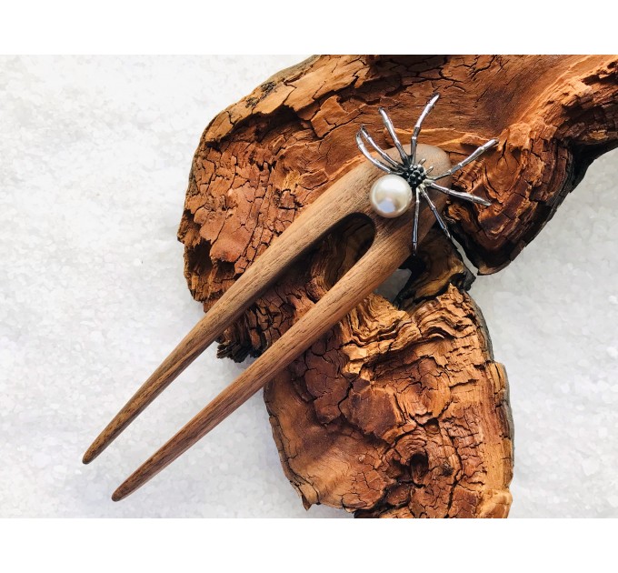 Wooden hair fork with Spider.