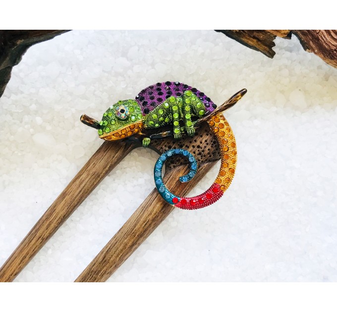 Wooden hair fork with Chameleon 