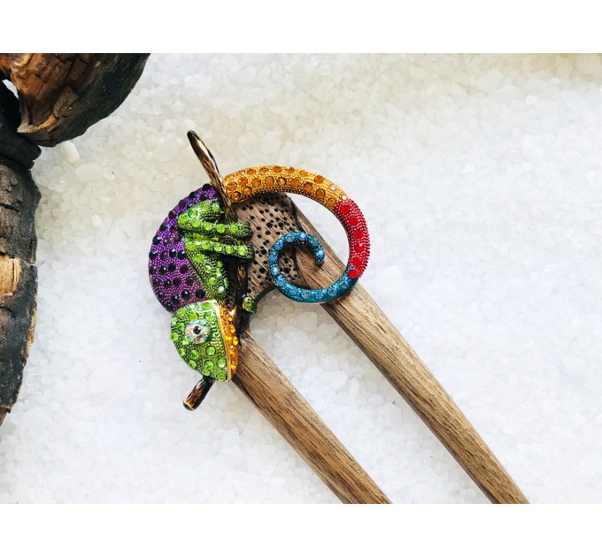 Wooden hair fork with Chameleon 