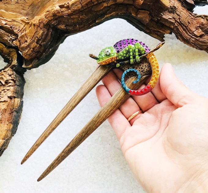 Wooden hair fork with Chameleon 