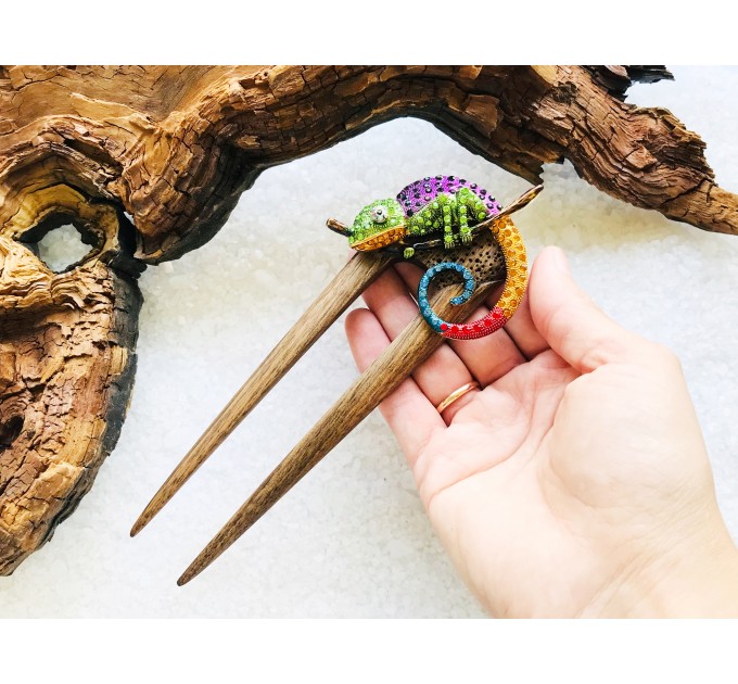 Wooden hair fork with Chameleon 