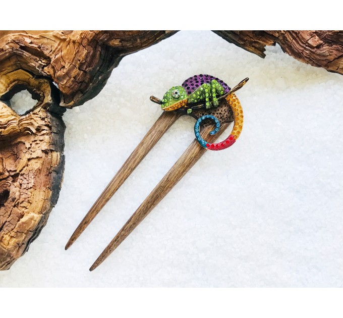 Wooden hair fork with Chameleon 